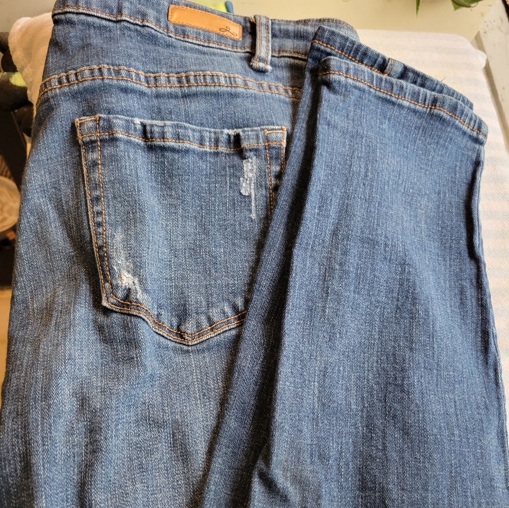 Distressed skinny jeans